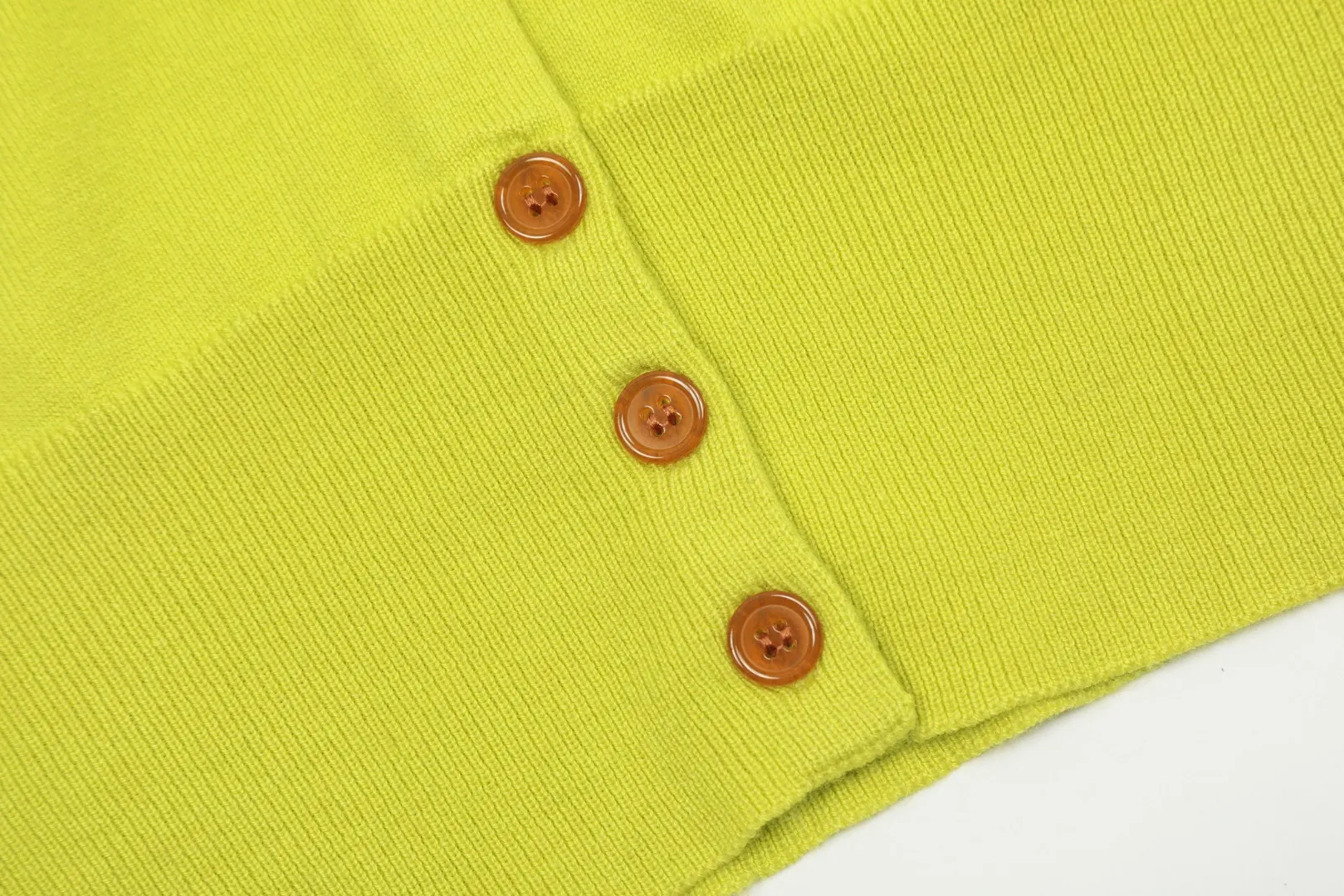 vivienne west wood Vivienne Saturn Classic Knitted Sweater Wool Cardigan 2023FW Latest Model Exclusive and Highest Quality on the Whole Network Order with Confidence - 🧩15% Merino Cotton Wool 85% Wool Blended 🧩Correct Italian 🇮🇹100% Wool Washed Wheat Logo 🧩Original Purchase True Model Opening 🧩Original Purchase Records and Comparison Charts Can Be Provided Order with Confidence 🧩Customized laser translucent buttons, the texture is clean and clear, completely restored 🧩Instant sale of all Taobao 300+ versions. Purchasing quality, full of quality, definitely not a copywriter, a real good product, the actual product is far beyond the budget. Size: S -M- L Color: black, cream apricot, coffee, gray, fluorescent green, blue